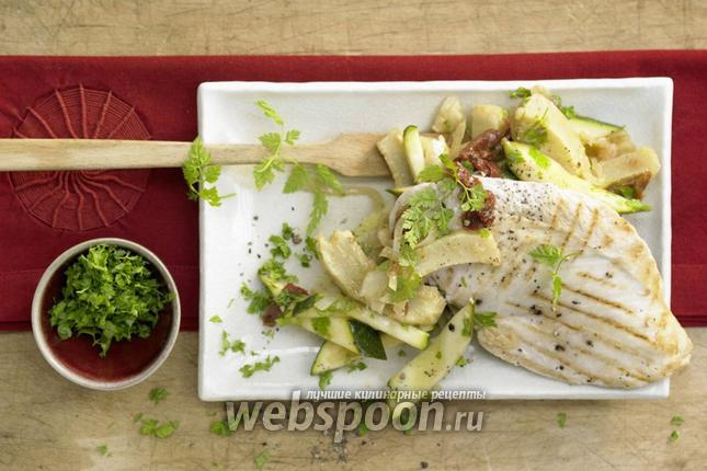 Фото Куриная грудка на гриле с цукини и артишоками