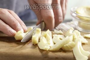 Артишоки нарежьте ломтиками и добавьте в кастрюлю, обжарьте с помидорами и луком. Залейте бульоном и доведите до кипения. Затем ещё варить минут 10 на слабом огне.