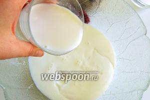Смешаем в ёмкости йогурт с молоком. Желательно, чтоб продукты были холодными. Чем меньше жирность молока и йогурта, тем меньше калорийность готового продукта.