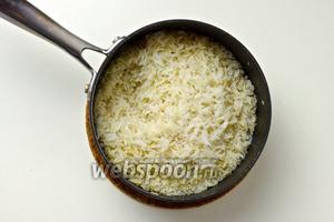 Оставьте готовиться рис в духовке минут на 10-15, пока он не впитает всю жидкость. По прошествии 5 минут, перемешайте рис.