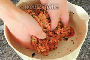 Теперь мясо перемесим руками хорошенько, чтобы все специи распределились по всему фаршу равномерно. Отставим мясо в сторону.