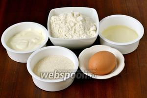 Чтобы приготовить вкусное печенье на сковороде на скорую руку, нам понадобится мука, сахар, желток одного яйца, сметана, подсолнечное масло, разрыхлитель.