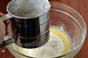 Просеиваем 1,5 стакана муки с 1 чайной ложкой разрыхлителя, замешиваем тесто вручную. В конце замешивания оно должно отлипать от рук.