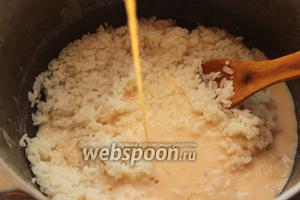 Влить молочко (горячее), добавить сахар (по вкусу) и готовить до готовности. Готовить на медленном огне, иногда помешивая.