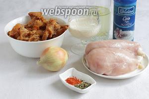 Для приготовления блюда возьмём куриное филе, лисички замороженные или свежие, лук, соль, перец, растительное масло, бульон куриный или овощной, сливки жирные, прованские травы, сладкую паприку.