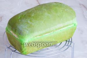 Остужаем его полностью (!) и, предвкушая что-то нереальное, берём нож для хлеба и начинаем отрезать первый кусочек... Да! Всё получилось, как нельзя лучше! Кстати, сначала дубовая, корка буквально через 5 минут превратилась в тончайший слой, под которым сразу был зелёный воздушный мякиш. Давайте же и вы, приготовьте свой хлеб «Арбуз»!