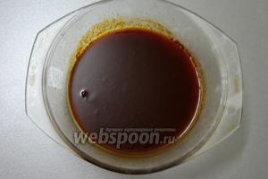 Затем, получившуюся арбузную массу процедить, косточки выбрасываем. Далее, получившийся сироп без косточек, варим также на медленном огне.