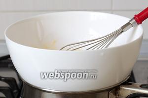 В кастрюльке нагреть воду и поставить ёмкость с яйцами на водяную баню, чтобы миска не касалась кипящей воды. Постоянно помешивая яичную смесь, нагреть её на водяной бане до 40-45°С. У меня нет термометра и я определяла нагрев пальцем. Смесь должна стать в меру горячей, чуть выше температуры тела.