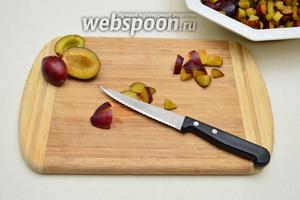 Затем нарезать небольшими кусочками.