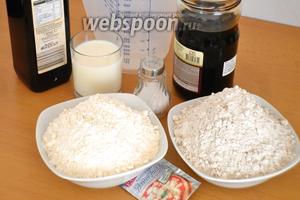 Наши продукты: мука ржаная, мука пшеничная, вода, пахта, оливковое масло, меласса или мёд в таком же количестве, соль —3/4 столовой ложки, сухие дрожжи.