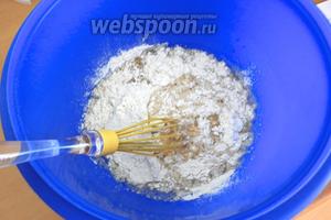 В тёплой воде растворить дрожжи, добавить мелассу и 5-6 ст.л. пшеничной муки.
Если у вас нет мелассы, не расстраивайтесь, используйте равное количество мёда.
Всё перемешать, поставить в тёплое место для активации дрожжей.