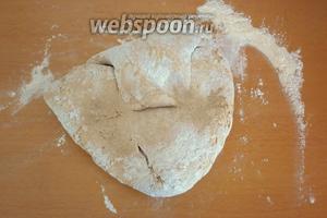По мере необходимости, подсыпайте муку, но не увлекайтесь — тесто не должно быть слишком крутым.
Вымесить тесто не менее 10 минут, складывая конвертиком — заворачивать углы в центр. Не жалейте времени!