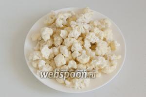 Нужное количество цветной капусты необходимо промыть и разобрать на соцветия, все стебли нужно удалить. Поместите соцветия в кастрюлю, залейте 500 мл воды, посолите. Варите 15 минут.