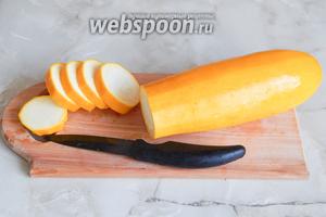 Кабачки моем, обсушиваем и нарезаем кружочками (примерно 2 см в высоту). Я брала жёлтый и зелёный — чтобы получилось ярко и аппетитно.