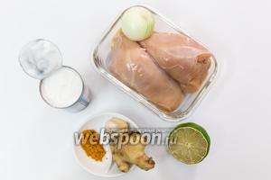 Для приготовления нам понадобятся: куриное филе, лайм, имбирь, куркума, кокосовое молоко, лук, подсолнечное масло, чеснок.
