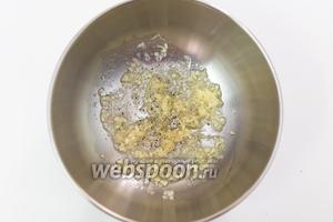 Приготовим маринад для курицы. Чеснок (1 зубчик) нарежем мелко, имбирь очистим и натрём на мелкую тёрку, добавим подсолнечное масло (1 ст. л.) и сок лайма.