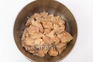 Курицу нарежем средними кусочками, добавим в маринад и хорошо перемешаем. Накроем, ставим в холодильник на 1,5-2 часа.