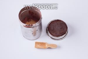Ещё нужно смешать какао с корицей. У меня для подобных операций есть такая вот удобная баночка с сеточкой, но можно, в принципе, обойтись и каким-нибудь маленьким ситечком, например, чайным.