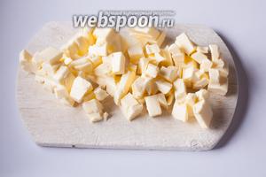 Рубим масло ножом на кубики. Для этого рецепта оно нужно холодным, предварительно выдерживать при комнатной температуре не нужно.