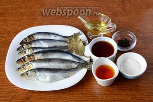 Для приготовления шпрот из салаки нам понадобится салака, масло подсолнечное рафинированное, жидкий дым, заварка чайная крепкая, соль, перец чёрный горошком, лавровый лист.