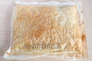 Выпекайте каждый пласт теста до золотистой корочки на листе пекарской бумаги. Прокалывать тесто не нужно, нужно чтобы оно хорошенько вздулось!