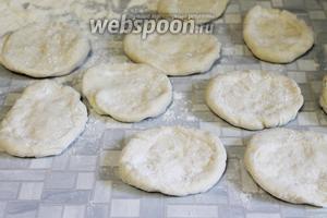 Тесто должно подняться, разделать его на одинаковые сочни, на каждый положить по ложке начинки и защипать края.
