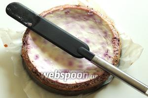 Выключаем духовку и остужаем чизкей в ней при открытой дверце. Затем остудим ещё пару часиков в холоде. Отделим шпателем боковые стороны кейка от кольца и затем освободим из формы.
