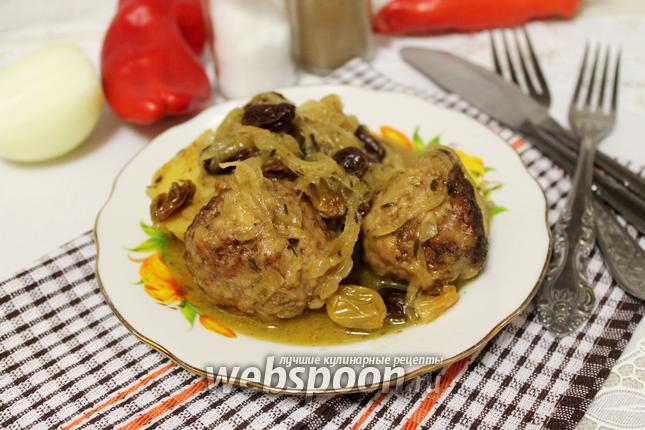 Фото Биточки в луковом соусе с изюмом