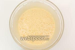 Яйца взбиваем с сахаром до осветления массы и растворения сахара. У меня тёмная масса, потому что сахар коричневый.