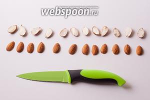 Миндаль, какой бы он у нас ни был, со шкуркой, или без, расщепляем ножом на две плоские половинки, чтобы получилось что-то вроде ногтевых пластин. Если кому-то лень это делать… возьмите себя за шкирку и сделайте. В противном случае может возникнуть проблема, о которой я расскажу в шаге 10.