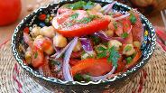 Фото рецепта Салат с нутом и помидорами