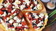 Фото рецепта Пицца с сыром Сиртаки, колбасой, базиликом и помидорами