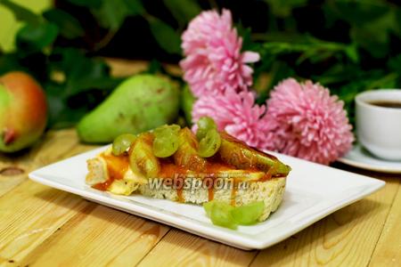 Фото рецепта Тосты с карамелизированной грушей и карамелью