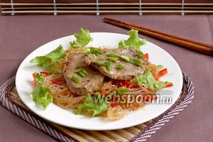 Фото рецепта Свиные медальоны в устричном соусе с лапшой