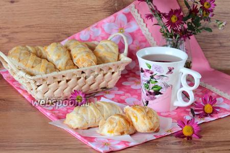 Фото рецепта Слойки с творогом и персиками