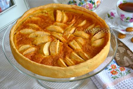 Фото рецепта Яблочный пирог с карамельным кремом