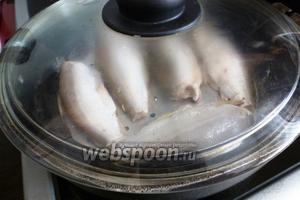 Потом делаем огонь потише, крышку не открываем. Запах копчения будет уже чувствоваться, но дыма мало! На фото видно, что рыба побелела, значит сковорода раскалилась и рыба уже готовится.