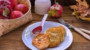 Фото рецепта Творожные оладьи с яблоком и изюмом