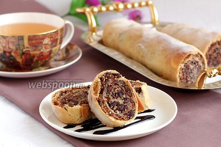 Фото рецепта Ореховый штрудель с вяленой вишней, шоколадом и кунжутом