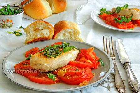 Фото рецепта Куриное филе с помидорами с базиликом