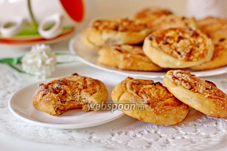 Фото рецепта Слоёные плюшки с творогом и изюмом