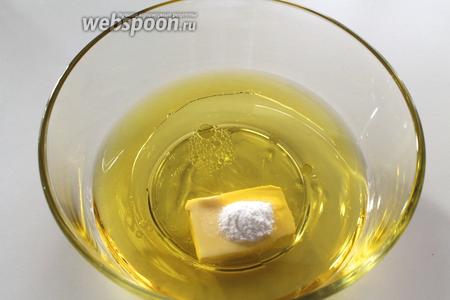 В миску влить оливковое масло и воду, положить размягчённое (но не растопленное) сливочное масло, сахар и соду.