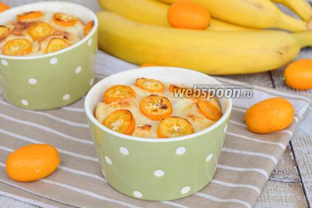 Фото рецепта Творожная запеканка с кумкватом, бананами и семолиной