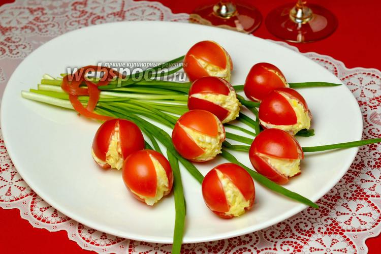 Фото Закуска «Тюльпаны» из помидоров