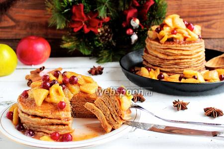 Фото рецепта Панкейки с карамельными яблоками и клюквой