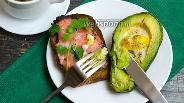 Фото рецепта Перепелиные яйца, запечённые в авокадо