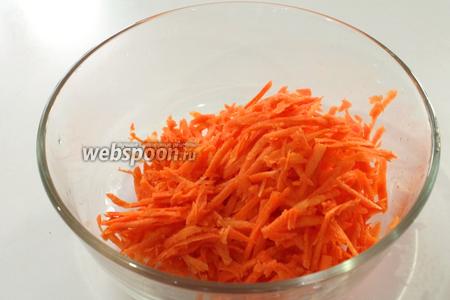 Салат из свежей моркови, сухофруктов и орехов