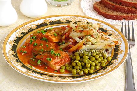 Фото рецепта Сельдь в томате с огурцами