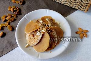 Фото рецепта Панкейки на ореховом молоке с изюмом