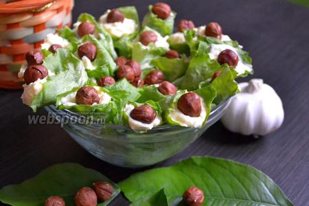 Фото рецепта Закуска с плавленым сыром в листьях салата